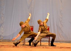 Студенти Уманського НУС Максим Дубчак і Віталій Дєньгін подарували ветеранам танцювальну композицію "Всі танці разом"